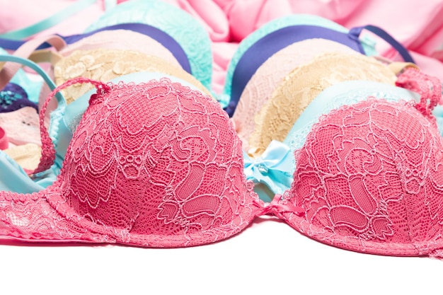 Vários sutiãs push-up coloridos. sutiãs multicoloridos. lingerie sexy em guarda-roupa feminino