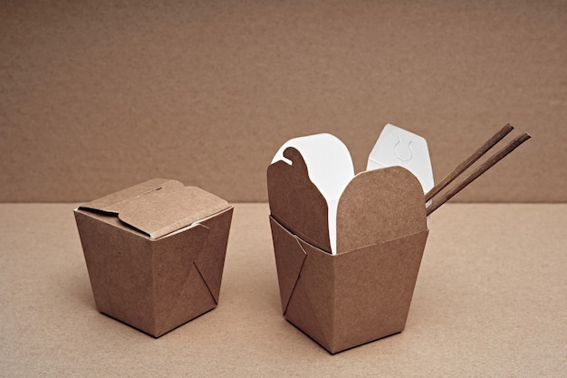 Vários talheres descartáveis biodegradáveis de papel e madeira