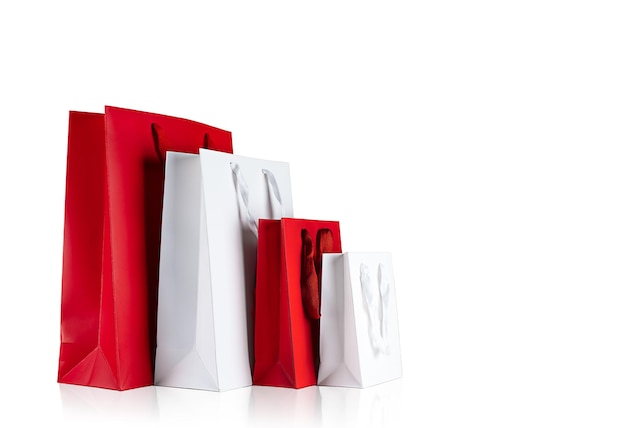 Vários tamanhos de sacos de presente de compras de férias em fundo branco isolado. Cor vermelha e branca