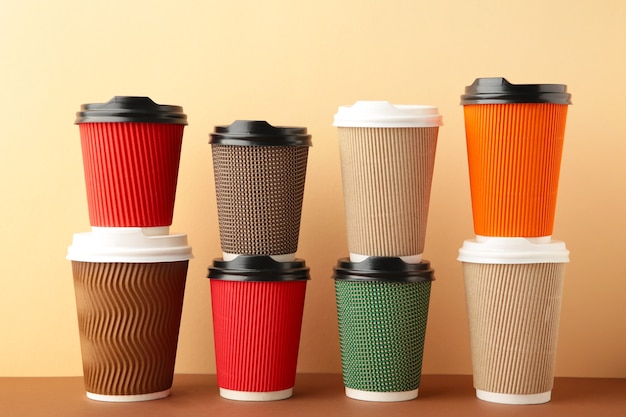 Vários tamanhos e cores de xícaras de café
