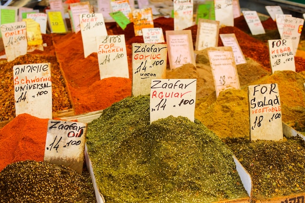 Vários temperos culinários no balcão do mercado