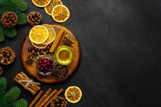 Vários temperos para preparar bebida quente de vinho quente Canela, mel, especiarias e cranberries