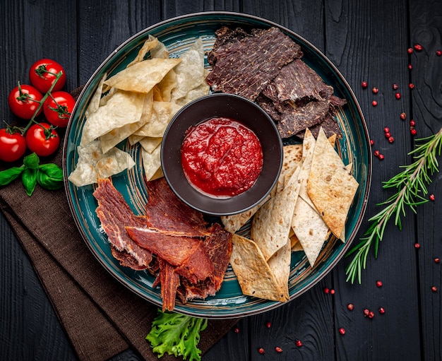 Varios tipos de carne seca con salsa picante