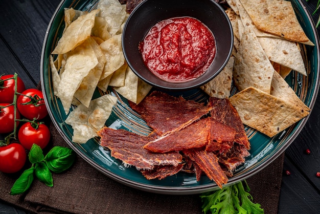 Varios tipos de carne seca con salsa picante