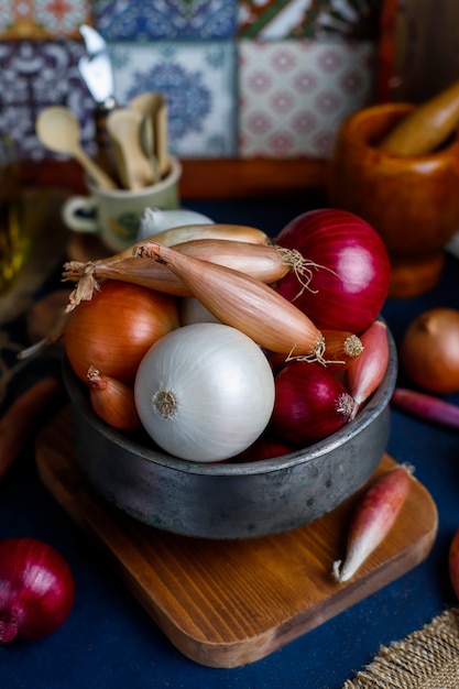 Varios tipos de cebolla roja, blanca, amarilla, chalota