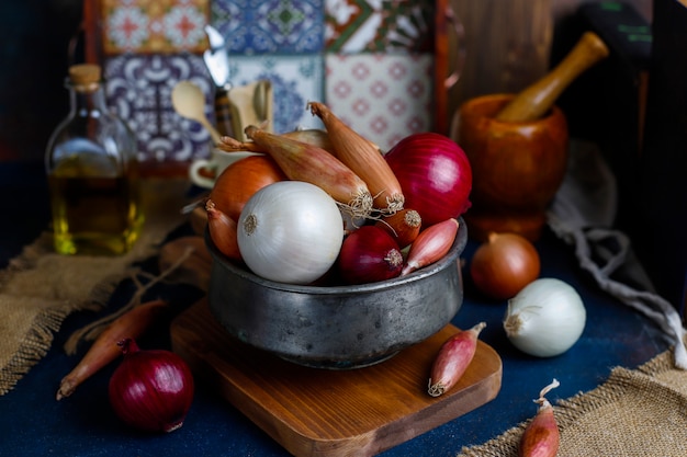 Varios tipos de cebolla roja, blanca, amarilla, chalota