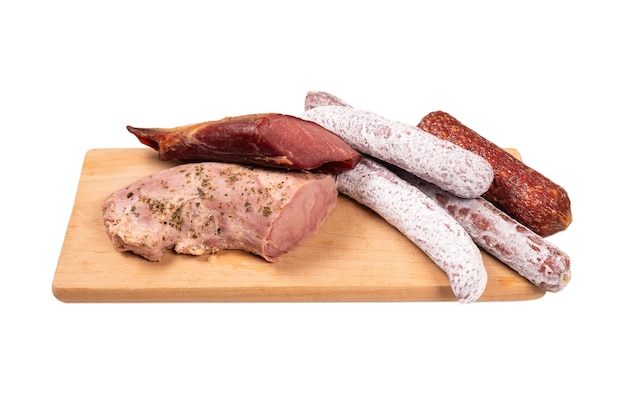Vários tipos de carne, carne defumada, salsicha, salame, isolado em um fundo branco.