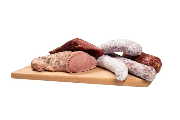 Vários tipos de carne, carne defumada, salsicha, salame isolado em um fundo branco.