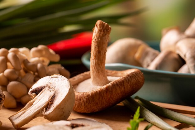 Vários tipos de cogumelos em uma mesa de madeira.