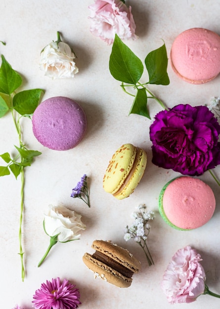 Vários tipos de macarons coloridos ou decorados com flores. Sobremesa tradicional francesa