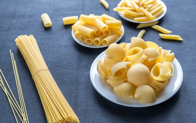 Vários tipos de macarrão na mesa preta