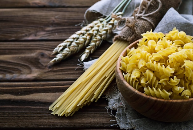 Vários tipos de massas italianas não cozidas