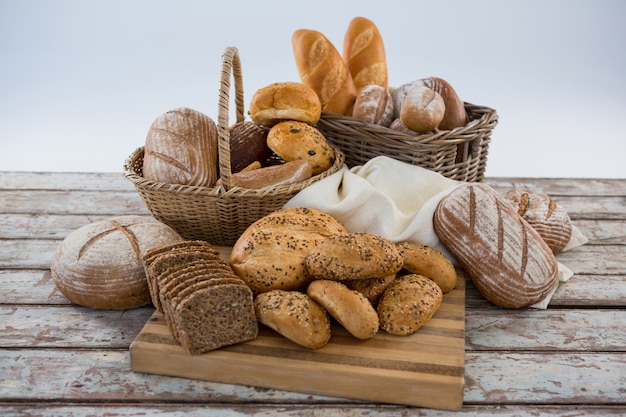 Vários tipos de pão na cesta de vime