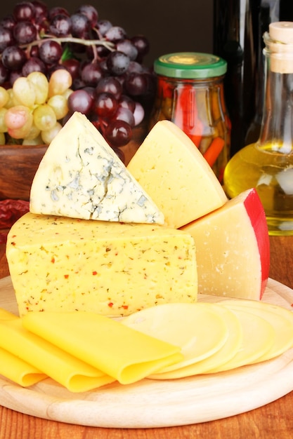 Foto vários tipos de queijo em tábuas de madeira