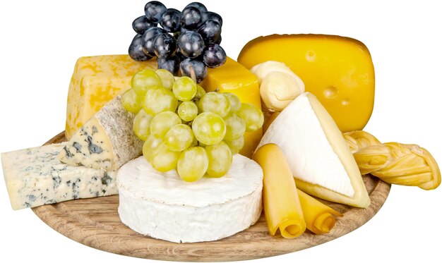 Vários tipos de queijos e uvas na travessa de madeira - isolados