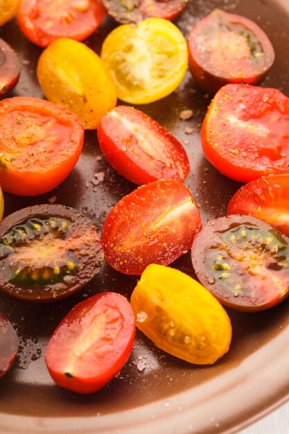 Vários tipos de tomate cereja no prato. salada de tomate com sal marinho