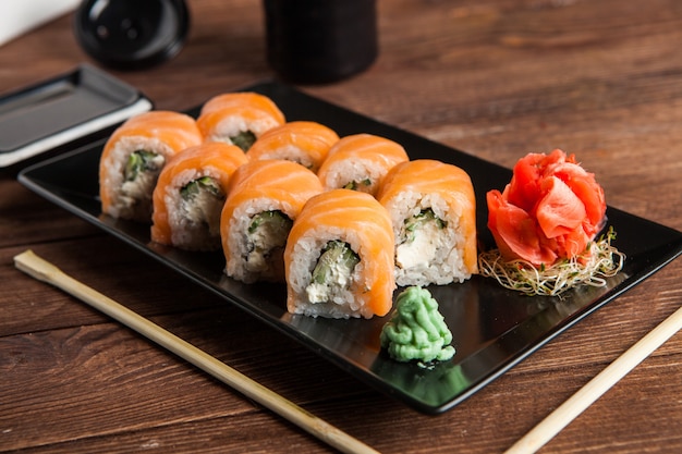 Vários tipos deliciosos de Sushi Rolls.