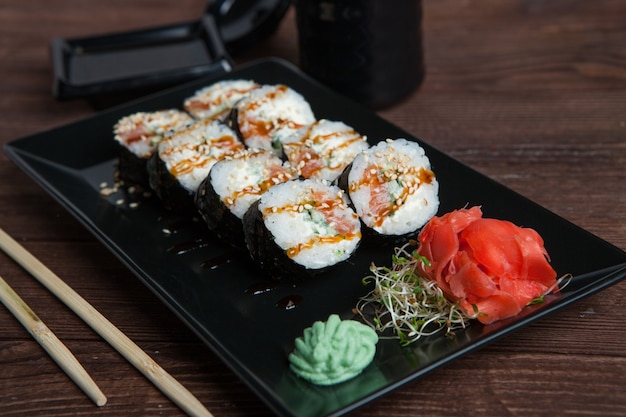 Vários tipos deliciosos de Sushi Rolls.