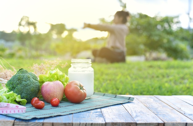 varios tipos de frutas y verduras, comida sana y estilo de vida de ejercicio de yoga