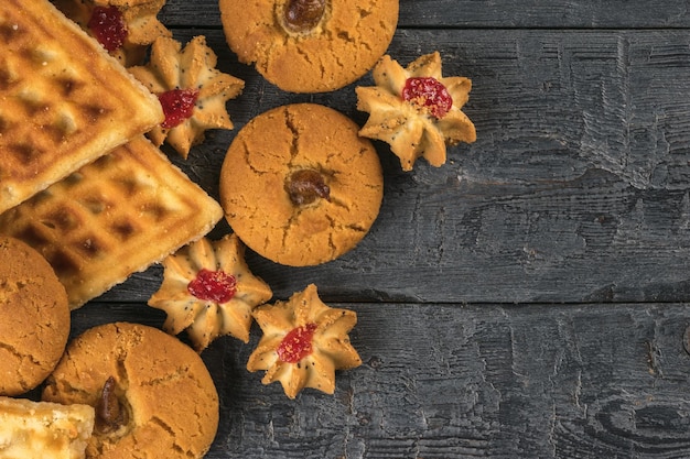 Varios tipos de galletas frescas en una mesa de madera