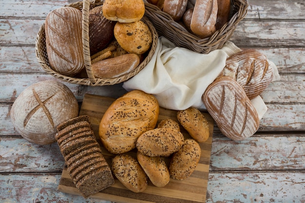 Varios tipos de pan en cesta de mimbre