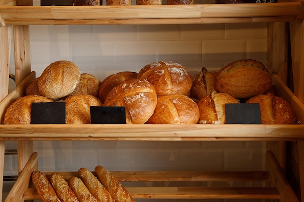Varios tipos de pan en el mercado Copyspace