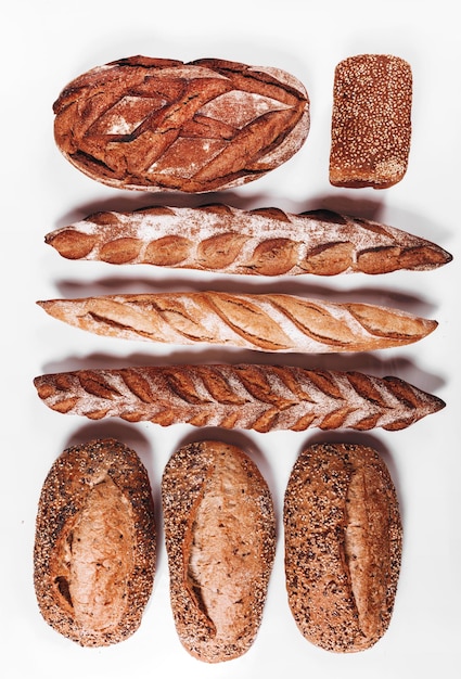 Varios tipos de pan de panadería, hogazas de pan crujientes rústicas frescas y baguette