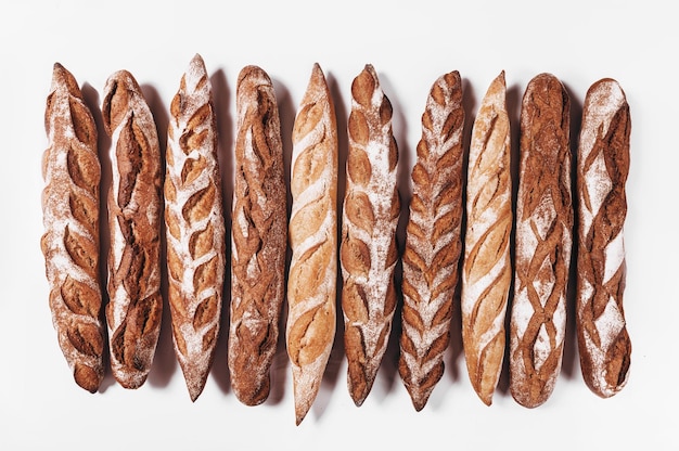 Varios tipos de pan de panadería, hogazas de pan crujientes rústicas frescas y baguette