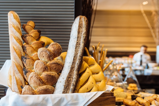 Varios tipos de pan recién horneado en línea de buffet. Hecho por artesanos.