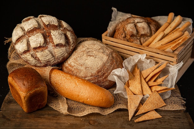 Varios tipos de pan sobre fondo de madera