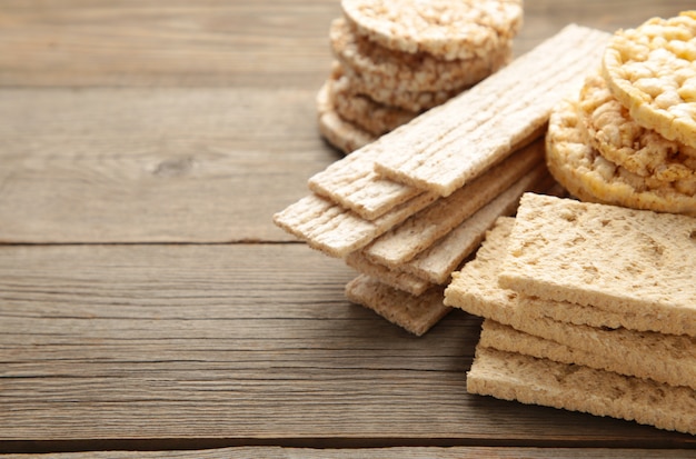 Varios tipos de panes crujientes saludables de grano entero