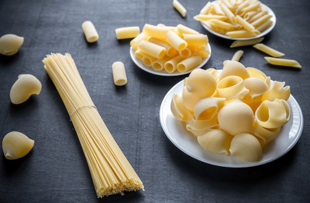 Varios tipos de pasta en la superficie oscura.