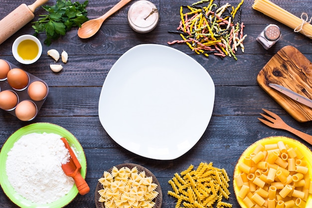 . Varios tipos de pasta con verduras,. Vista superior