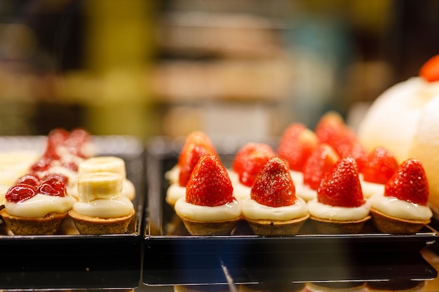 Varios tipos de pasteles en una pastelería a la venta