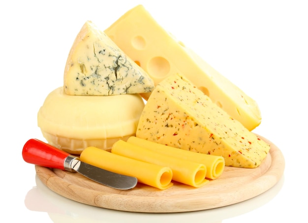 Varios tipos de queso aislado en blanco