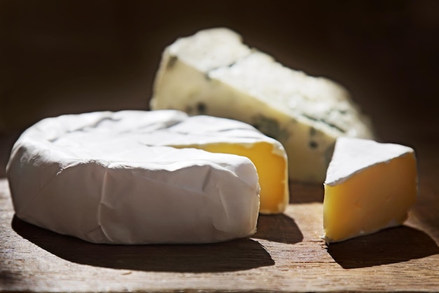 Foto varios tipos de queso en una mesa, enfoque suave