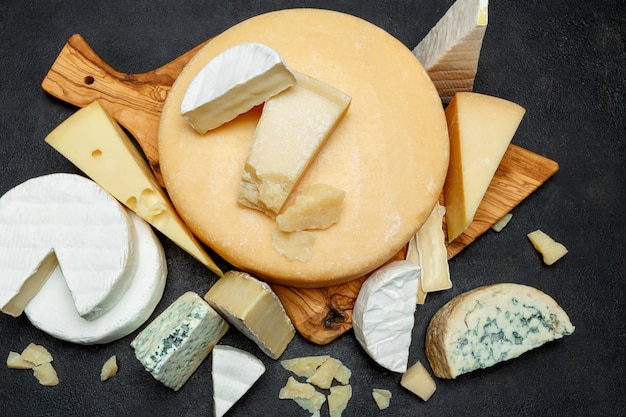 Varios tipos de queso en una mesa de madera.