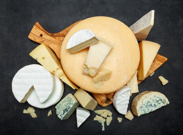 Varios tipos de queso en una mesa de madera.