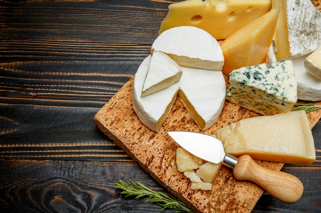 Varios tipos de queso en una mesa de madera.