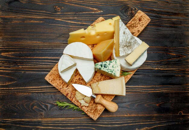 Varios tipos de queso en una mesa de madera.