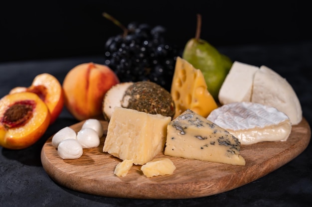 Foto varios tipos de queso con nueces y uvas