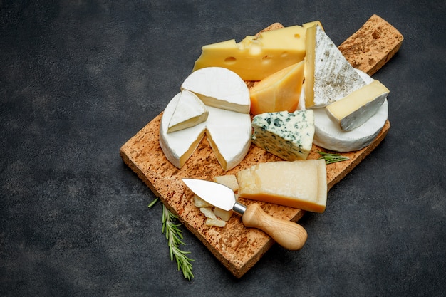 Varios tipos de queso: parmesano, brie, roquefort, cheddar