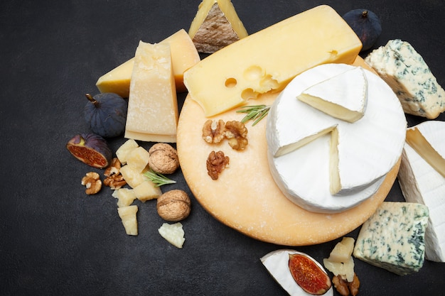 Varios tipos de queso: parmesano, brie, roquefort, cheddar