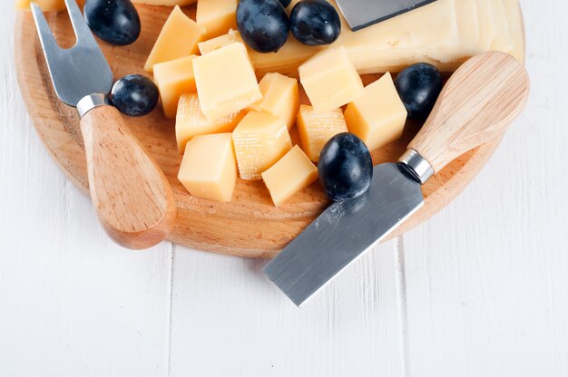 Varios tipos de queso en un plato