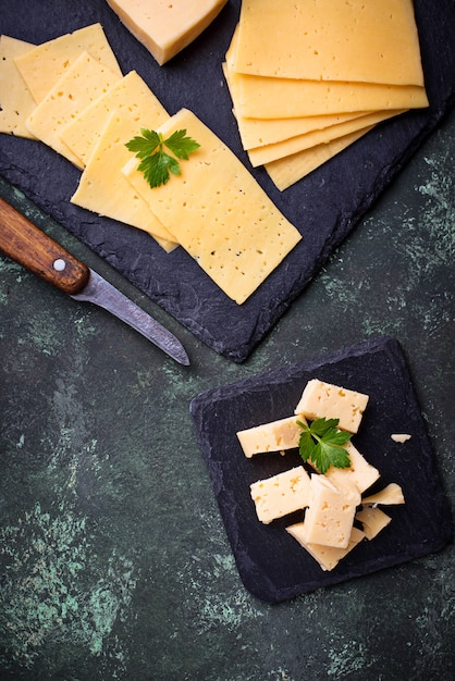 Foto varios tipos de queso en rodajas