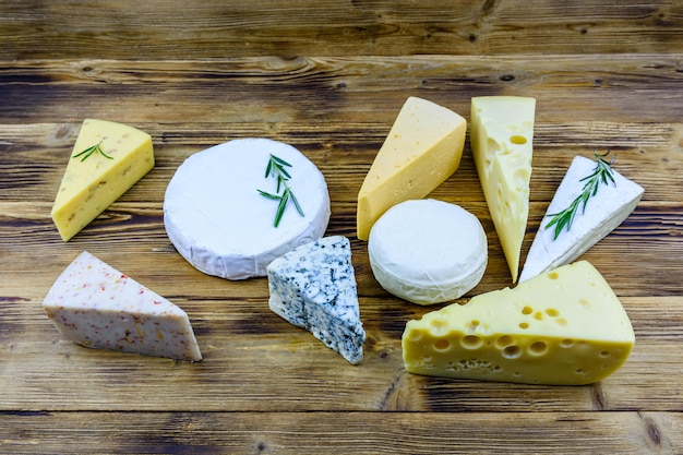 Varios tipos de queso sobre un fondo de madera Vista superior