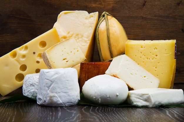 Varios tipos de queso sobre madera