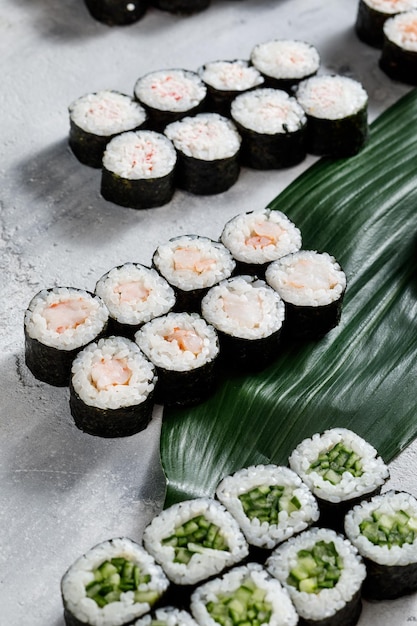 Varios tipos de rollos de sushi en un plato