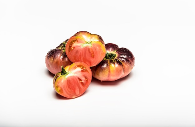 Vários tomates da variedade tigre em um fundo branco