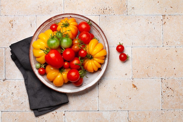Vários tomates de jardim coloridos